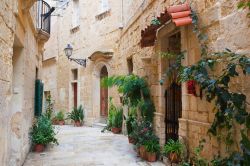 Una strada in pietra del centro storico di VIttoriosa a Malta