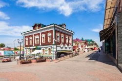 Una strada nel 130 Kvartal, quartiere dove si soncentrano numerosi edifici storici della città di Irkutsk, Russia.