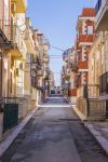 Una strada nel centro storico di Pozzallo in Sicilia