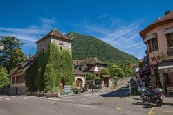 Una strada nel villaggio di Menthon-Saint-Bernard, nei pressi del lago di Annecy, regione Auvergne-Rodano Alpi - © Celli07 / Shutterstock.com