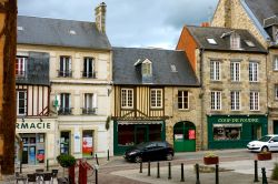 Una strada tipica del centro di Domfront in Francia. - © Chris Jenner / Shutterstock.com