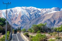 Una strada tortuosa verso le Ande nei pressi della città La Serena, Cile. A un centinaio di km da Pisco Elqui, La Serena si affaccia sull'Oceano Pacifico.

