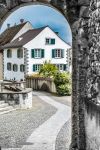 Una stradina del centro storico di Rapperswil-Jona, Svizzera: passeggiando fra le viuzze di questo borgo si possono scoprire alcuni scorci pittoreschi.
