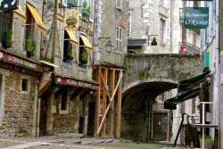 Una stradina del vecchio centro di Pau (Francia) con le tipiche case affacciate - © Yana Demenko / Shutterstock.com