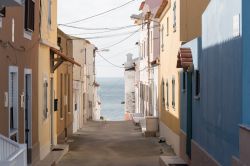 Una stradina della città di Peniche con vista sull'oceano, Portogallo.
