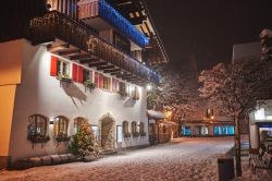 Una stradina ricoperta di neve nel centro di Oberstdorf by night (Germania).
