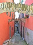 Una stretta strada del centro storico del villaggio di Montemarcello in Liguria.