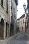 Una stretta strada del borgo medievale di Cagli nelle Marche