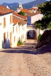Una stretta stradina con tipiche case nel borgo medievale di Marvao, Portogallo - © InnaFelker / Shutterstock.com