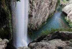 Una suggestiva cascata nel Monastero di Pietra a Nuevalos, Spagna. Il fiume Piedra passando nei pressi del monastero crea numerose cascate che si dividono a loro volta in innumerevoli rivoli. 
 ...