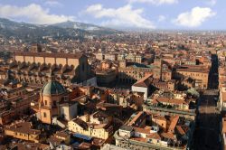 Una suggestiva veduta dall'alto di Piazza Maggiore a Bologna, Emilia-Romagna. Cuore della città, è il risultato di numerose trasformazioni che l'hanno arricchita via via ...