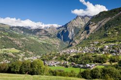 Una suggestiva veduta del Monte Bianco dal borgo di Valpelline, Valle d'Aosta. Situata a 960 metri di altitudine, Valpelline è costituita da 23 frazioni.

