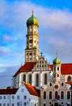 Una suggestiva veduta della chiesa dei santi Ulrico e Afra nella città di Augusta, Germania, al calar del sole. 

