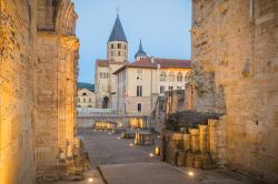 Una suggestiva veduta dell'abbazia di Cluny al crepuscolo, Francia.



