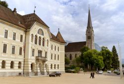 Una suggestiva veduta dell'antico Parlamento di Vaduz con la chiesa di St. Florin sullo sfondo, Liechtenstein. - © Bumble Dee / Shutterstock.com