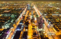 Una suggestiva veduta di Riyadh by night dalla cima della Kingdom Tower (Arabia Saudita) - © Andrew V Marcus / Shutterstock.com