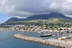 Una suggestiva veduta panoramica di Basseterre, St. Kitts and Nevis, Indie Occidentali.
