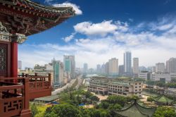 Una suggestiva veduta panoramica di Nanchang dal Tengwang Pavilion, Cina.

