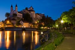 Una suggestiva vista notturna del borgo di Aarburg sul fiume Aare in Svizzera
