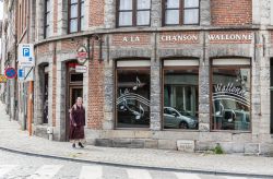Una suora passeggia in una via residenziale della cittadina di Tournai, Belgio - © Werner Lerooy / Shutterstock.com