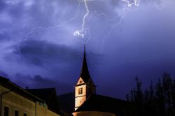 Una tempesta di fulmini sopra la chiesetta di Leogang, Austria.

