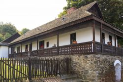 Una tipica abitazione del villaggio di Holloko, Ungheria. Ospitato in una valle fra le colline di Cserhat, questo grazioso paese ungherese è un villaggio etnografico.


