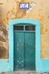 Una tipica porta verde nella vecchia città di Olhao, Algarve, Portogallo. Questo porto di pesca sull'oceano Atlantico fu costruito da pescatori nel XVII° secolo.
