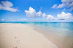 Una tipica spiaggia delle Seychelles a Denis Island, Oceano Indiano. L'isola deve il suo nome al capitano Denis de Trobriand che fu il primo europeo a sbarcarvi e a prendere possesso del ...