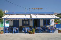 Una tipica taverna greca nell'isola di Lipsi, Dodecaneso: qui, come in tutti gli altri locali di questo paradiso dell'Egeo, si possono assaporare i piatti tradizionali della cucina locale ...