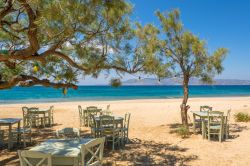 Una tipica taverna greca sulla spiaggia di Plaka a Naxos, Isole Cicladi