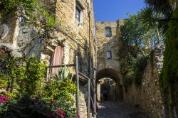 Una tipica viuzza di Bussana Vecchia, Sanremo, Italia.



