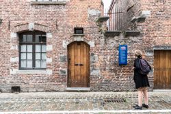 Una turista in attesa dell'apertura del Museo del Folklore a Tournai, Belgio. Ospitato in un edificio del XVII° secolo, questo percorso museale si apre su 23 sale con una superficie ...