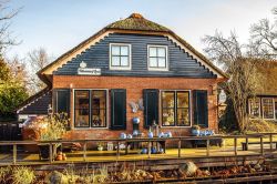 Una vecchia casa con il tetto in paglia a Giethoorn, Paesi Bassi - © InnervisionArt / Shutterstock.com