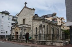 Una vecchia chiesa nella città francese di Aix-les-Bains.



