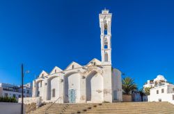 Una vecchia chiesa ortodossa nella cittadina di Kyrenia, Cipro, fotografata in una bella giornata di sole con il cielo azzurro.



