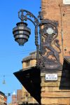 Una vecchia lampada in ferro in Piazza del Nettuno, Bologna. Vi è raffigurato un leone - © Kagan Kaya / Shutterstock.com