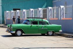 Una vecchia macchina americana nel centro storico di Sancti Spiritus, Cuba. Sull'isola c'è il più basso rapporto di auto per cittadino, circa 38 ogni 1000 abitanti - © ...