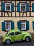 Una vecchia Volkswagen Beetle verde in una via di Bamberga, Germania. Sullo sfondo una casa a graticcio - © Shanti Hesse / Shutterstock.com