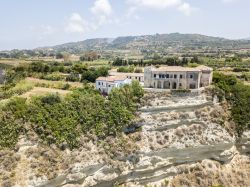 Una veduta aerea delle case sulle rocce nel promontorio di Ricadi, Calabria. Questa cittadina si trova fra il golfo di Sant'Eufemia e quello di Gioia Tauro.


