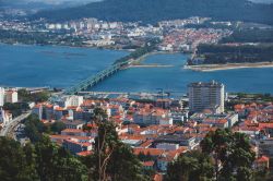 Una veduta dall'alto di Viana do Castelo, Portogallo. Un suggestivo panorama della cittadina dal punto di osservazione della basilica Santa Luzia.

