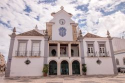 Una veduta del principale edificio di culto di Olhao, Portogallo. La facciata bianca è impreziosita da alcuni dipinti fra cui quello che raffigura Gesù.
