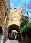 Una veduta del villaggio di Bussana Vecchia, Sanremo, Liguria. Situato circa 8 km a nord est di Sanremo su una collina rocciosa, è un tipico borgo medievale arroccato.

