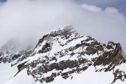 Una vetta innevata dello Jungfrau, Grindelwald, Svizzera, fotografata in una giornata nuvolosa.
