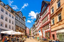 Una via centrale tra le case storiche a graticcio di Marburg in Germania, Land dell'Assia