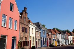 Una via con edifici dalle facciate variopinte nel centro di Doesburg, Olanda.



