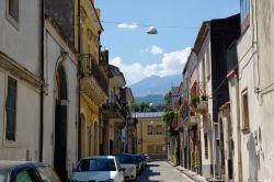 Una via del centro di Piedimonte Etneo in Sicilia - © gadzius / Shutterstock.com