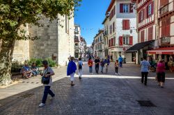 Una via del centro pedonale di Saint-Jean-de-Luz, Francia, con gente a passeggio in estate - © AWP76 / Shutterstock.com