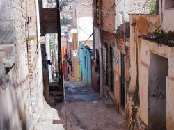 Una via della città di Guanajuato, Messico. Patrimonio Unesco, il centro cittadino con i suoi palazzi del XVI° secolo e le sue strade è conservato grazie anche alla popolazione ...