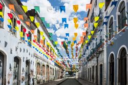 Una via della cittadina storica di Sao Luis, stato del Maranhao, Brasile. In città ci sono oltre 3500 edifici del XVIII° e XIX° secolo rivestiti da piastrelle in maiolica (azulejos).
 ...