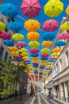 Una via di Tournai decorata con decine di ombrelli colorati, Belgio - © Jonas Muscat / Shutterstock.com